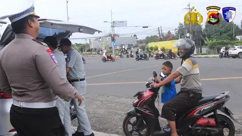 Forum Keselamatan Mataram hari ini melaksanakan kegiatan pembagian helm gratis kepada anak-anak sebagai upaya menanamkan budaya keselamatan sejak dini. Dalam kegiatan ini, Jasa Raharja NTB, Dinas Perhubungan Kota Mataram, dan Sat Lantas Polresta Mataram hadir bersama, turun langsung memberikan edukasi pentingnya penggunaan helm yang benar saat berkendara. Selain membagikan helm, para petugas juga memberikan pemahaman sederhana kepada anak-anak tentang cara menggunakan helm yang baik, serta mengajak para orang tua untuk selalu memastikan keselamatan putra-putrinya di jalan raya. Melalui kegiatan ini, Forum Keselamatan berharap tercipta generasi muda yang lebih peduli, lebih disiplin, dan lebih sadar akan pentingnya keselamatan berlalu lintas. Keselamatan dimulai dari kita, untuk masa depan mereka.  #KeselamatanUntukKemanusiaan#poldantb #kapoldantb #polrestamataram #kapolrestamataram #kombespolhendropurwoko #satlantaspolrestamataram #kompolyozanafajrisidikaf #polripresisi #polriindonesia #polriuntukmasyarakat #polrihebat #humaspolri #polantasindonesia #polantas #polantaspeduli #humaspolri#polantas #polisilalulintas #polisibaik#polriuntukmasyarakat #ntb #divisihumaspolri #viral #stopberkendaradibawahumur #polisisahabatanak #utamakankeselamatansebagaikebutuhan #PolriPresisi #SatLantasPolrestaMataram #PelayananPrima #PolantasSigap #opszebrarinjani2025 #lombok #ntb #mataram #fyp 