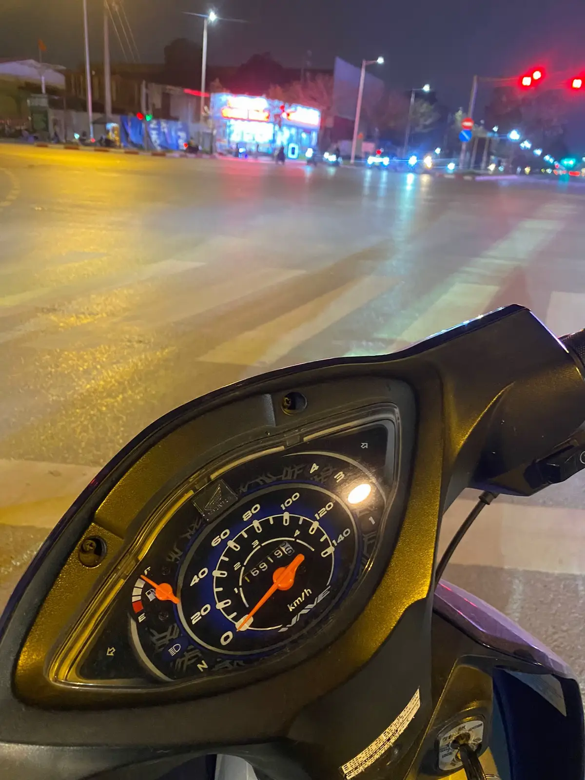 Phố năm ấy là phố cũ, Quán năm ấy là quán bên đường,Người năm ấy là người đã cũ.Ta bây giờ là ta của phong sương…!