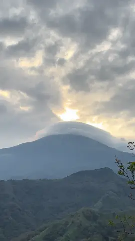 Welirang nya pakek topi😮 #pendakigunung #viewgunung #alamindonesia #explorepage ##vidiography 