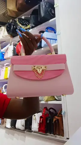 How cute at only KSH 1500,  Location Norwich Union suit10 4th floor old wing opposite Hilton CBD. We deliver country wide as well 😀. To place any orders whatsApp 0746908991. #dinnerbags  #fypppppppppppppppppppppppp  #valsbagtique  #ladieshandbags  #creatorsearchinsight 