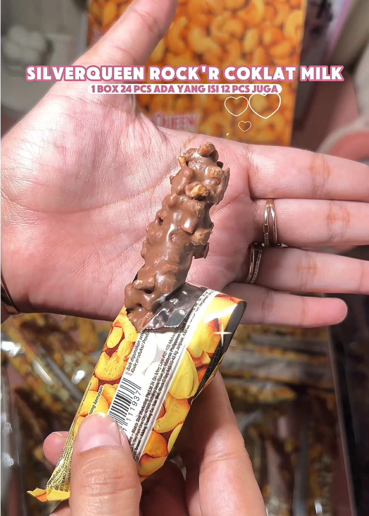Enak banget 🤤 bisa buat suguhan mewah lebaran nanti sih ini SILVERQUEEN ROCK ( wafer roll isi cokelat disalut dengan coklat susu atau coklat hitam, rice crispy dan kacang mede 🤤 ) terdapat 2 variant 1. chocolate milk 2. chocolate dark bisa memilih variant pembelian • 1 box isi 24pc • 12 pc #jajanantiktok #coklatsilverqueen #silverqueen #kuelebaran #jajanankekinian 