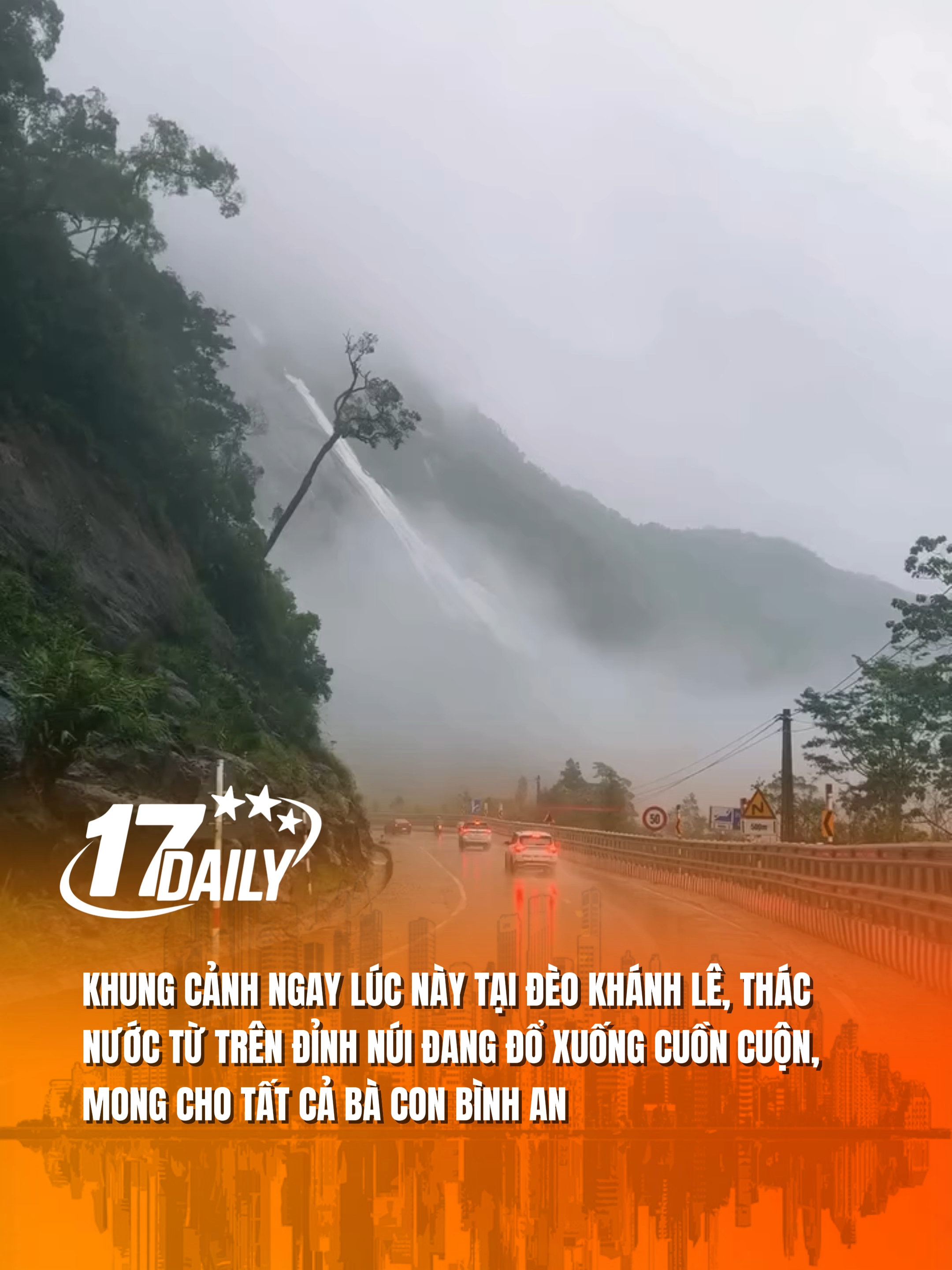 Khung cảnh ngay lúc này tại đèo Khánh Lê, thác nước từ trên đỉnh núi đang đổ xuống cuồn cuộn, mong cho tất cả bà con bình an. #17daily #17network #deokhanhle #nhatrang #satlo #lũlutmientrung