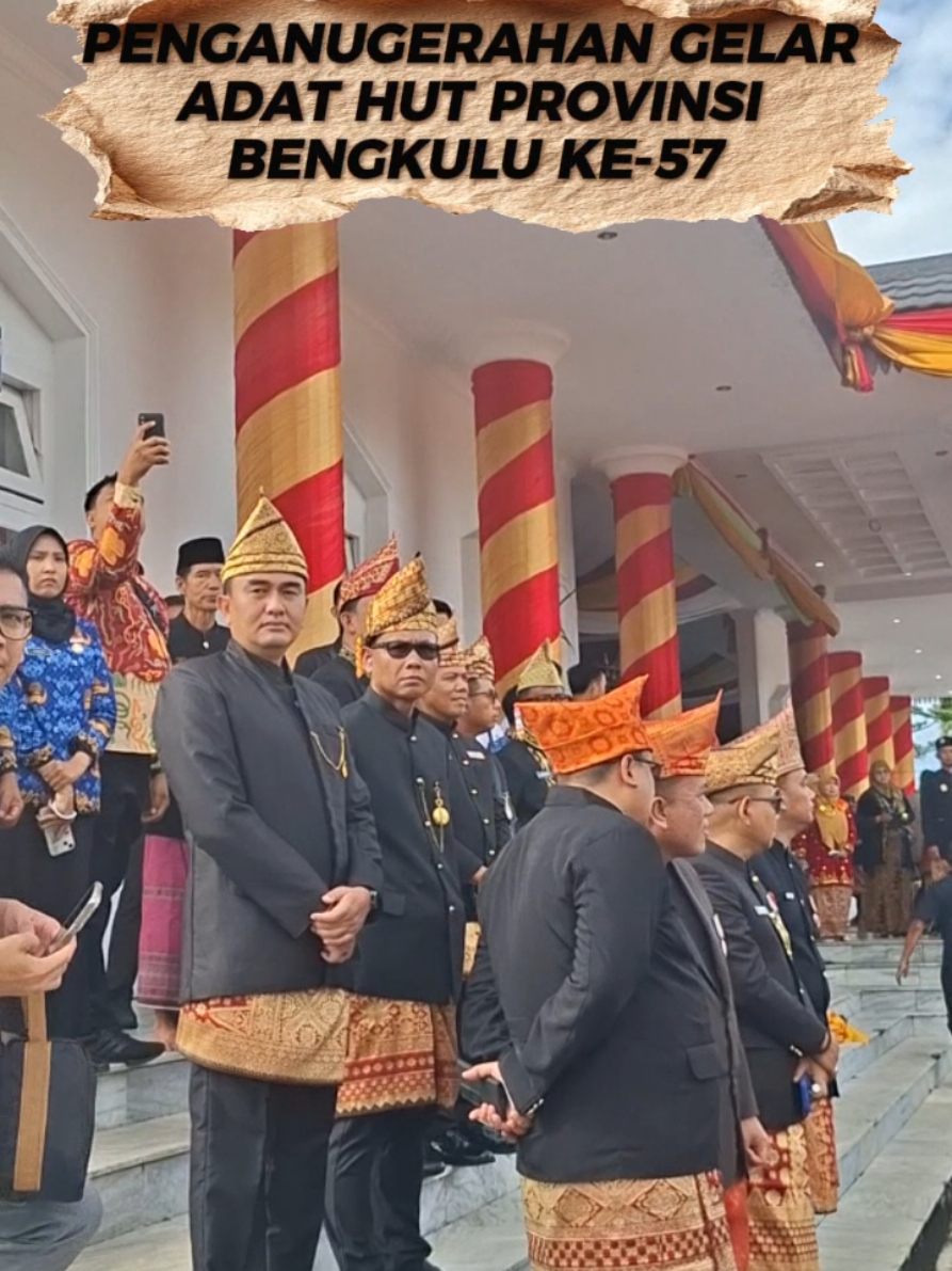 Menghormati adat sebagai jati diri daerah. Kapolresta Bengkulu hadir dalam penganugerahan gelar adat pada peringatan HUT Provinsi Bengkulu ke-57, sebagai bentuk dukungan terhadap pelestarian budaya serta penguatan kebersamaan di tengah masyarakat. #HUTBengkulu57 #KapolrestaBengkulu #GelarAdat #BudayaBengkulu #bumimerahputih @Polresta Bengkulu @Mas Bowo @𝐖𝐚𝐫𝐭𝐚 𝐂𝐢𝐤 @Info Viral @ronalpakaid 