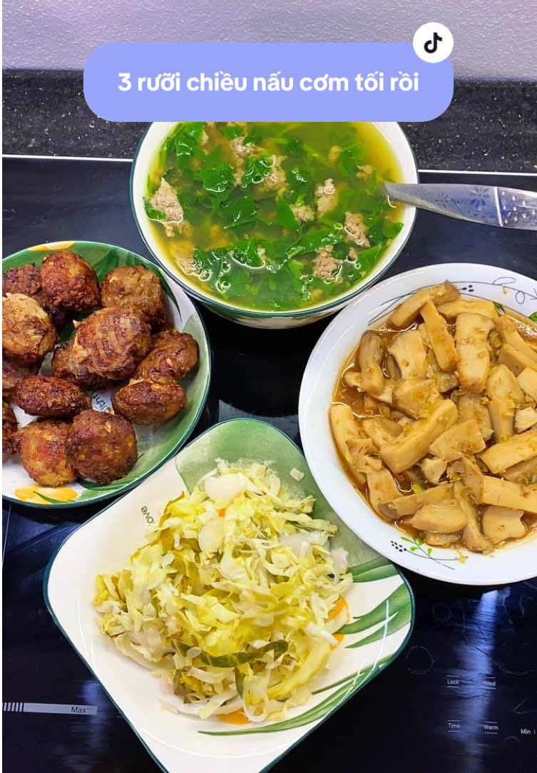 Chuẩn bị nấu cơm tối vào lúc 3 rưỡi chiều có vẻ sớm quá đấy các bác nhie ??! Nhưng để cho buổi lễ chúa Nhật được trọn vẹn thì cần phải lấp đầy cái dạ dày trước đã #Vlog #buacomgiadinh #kimthoabui01 