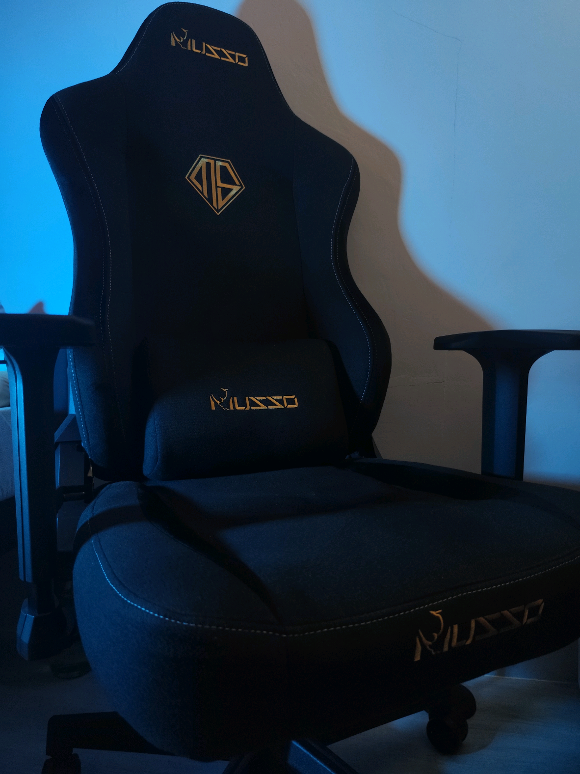 Secret Lab Killer? Leveling up with the MUSSO 199A: from a worldwide brand known across Southeast Asia to features praised by Forbes France and Tom’s Hardware. What I love most? The signature backrest logo, the winged cushion design, and the soft, velvet-like headrest + lumbar pillow that make long sessions feel effortless. #gamingchair #musso #fyp #setup #GamingSetup 