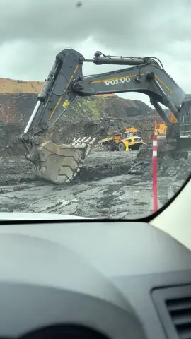 #Planthire #yellowmachine #mining  #adt # #ec950el_volvo 