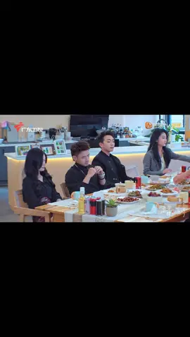 ตอนที่พี่หลิวเศร้า ฉู่หานมักอยู่ข้างกายตลอด ความใส่ใจเล็กๆน้อยๆนี้ โอ้ย ฉันปลื้ม💖💖💖#恋爱特别邀请 #lovespecial 