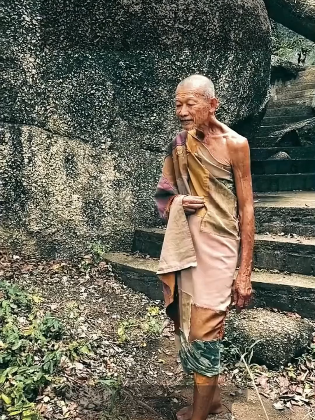 Bạn có bao giờ tự hỏi, làm việc tốt hay xấu, quả báo của người tu hành và người tại gia khác nhau thế nào không? Hãy lắng nghe lời giảng giải sâu sắc và dễ hiểu từ Sư Ông Kaset Pakuno.  Sư Ông nói rằng, bất kể là người tu hay người đời, làm điều tốt thì được phước, làm điều xấu thì chịu quả báo. Nhưng có một sự khác biệt lớn: ✨ Nếu nhà sư làm điều tốt, phước báu nhận được lớn hơn người thường, và khi lên thiên đàng cũng ở cảnh giới cao hơn. ✨ Ngược lại, nếu nhà sư phạm giới, làm điều xấu, tội lỗi cũng nặng hơn người thường, và khi xuống địa ngục cũng ở tầng sâu hơn. Một lời nhắc nhở sâu sắc về luật nhân quả, không trừ một ai.  Đặc biệt, người tu hành, với trọng trách lớn lao, cần phải càng cẩn trọng hơn trong từng hành động của mình. #suongkaset #phatphapnhiemmau #loiphatday #chanhphap #fyp