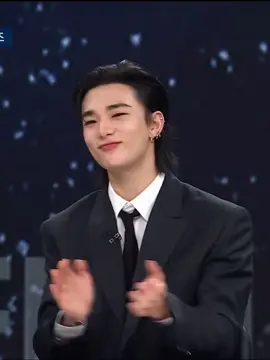 He’s like ok bye, I’m going under the tree🎄 😆 #hyunjin #straykids #skz #kpop #christmas 