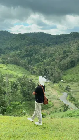 Anh đi mòn đôi tất, mất đôi mươi. Em đẹp đôi mắt, đắt đôi môi. Ta không cố gắng thì đứt đôi thôi. #mangdenchill #mangden #travel #chill #viral 🌿