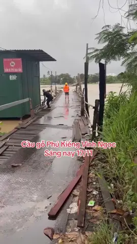 🆘🆘Sáng nay cầu gỗ Phú Kiểng Vĩnh Ngọc đã trôi do xả lũ tại Nha Trang, mọi người di chuyển lưu ý nhé #cauphukieng  #xalunhatrang 