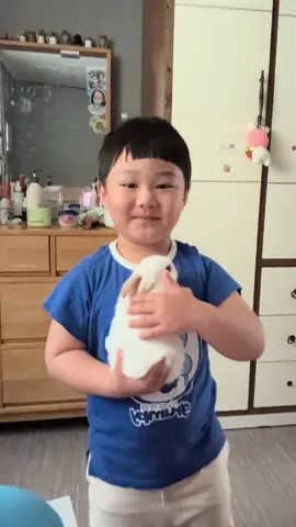 #masaallahtabarakallah #jiwoo #rabbit Janga salfok rumah berantakn ya please ini lagi beresin gudang lagi packing2 barang, mau di kirim ke Indonesia 🇮🇩 