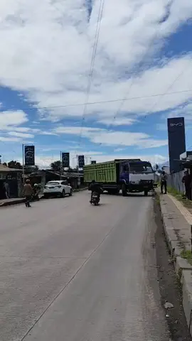 Sejumlah truk tambang diputar balik oleh petugas kepolisian dan masyarakat saat aksi masyarakat Bojonegara-Puloampel di kawasan Terminal Seruni Kota Cilegon, Senin 17 November 2025. Also dilakukan dengan melakukan longmarch dari Puloampel menuju pintu tol Cilegon Timur.  Warga mendesak pemerintah untuk menindak tegas truk tambang yang melanggar aturan jam operasional dan meminta pemerintah melakukan pelebaran di jalan Bojonegara-Puloampel.  Video: Abdul Rozak (Radar Banten)  #truktambang #bojonegara #puloampel