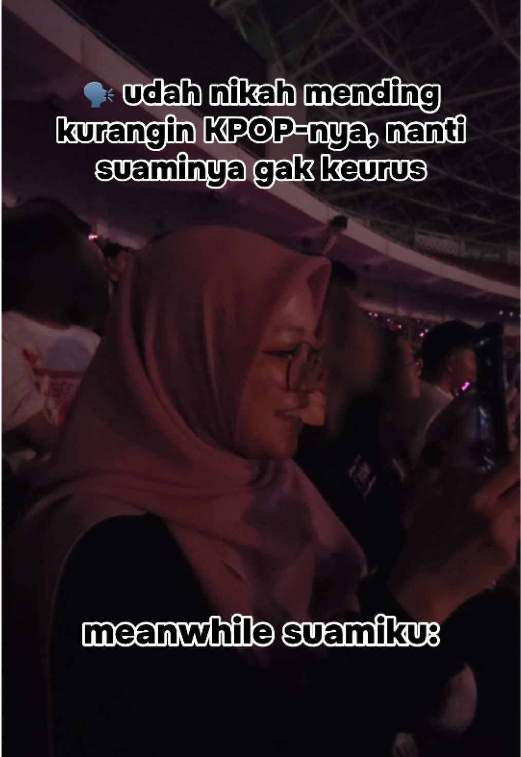 Suami lu noh suka blackpink😭🫵🏻 tapi, justru aku sangat bersyukur punya suami yg selera musiknya sama heheheheh walaupun mode fanboynya agak serem😭🙏🏻 (Btw inilah yg terjadi di balik layar fancam yg viral itu😭) #fanboy #blackpink #deadlinejakarta2025 #konserblackpink #deadlineworldtour 