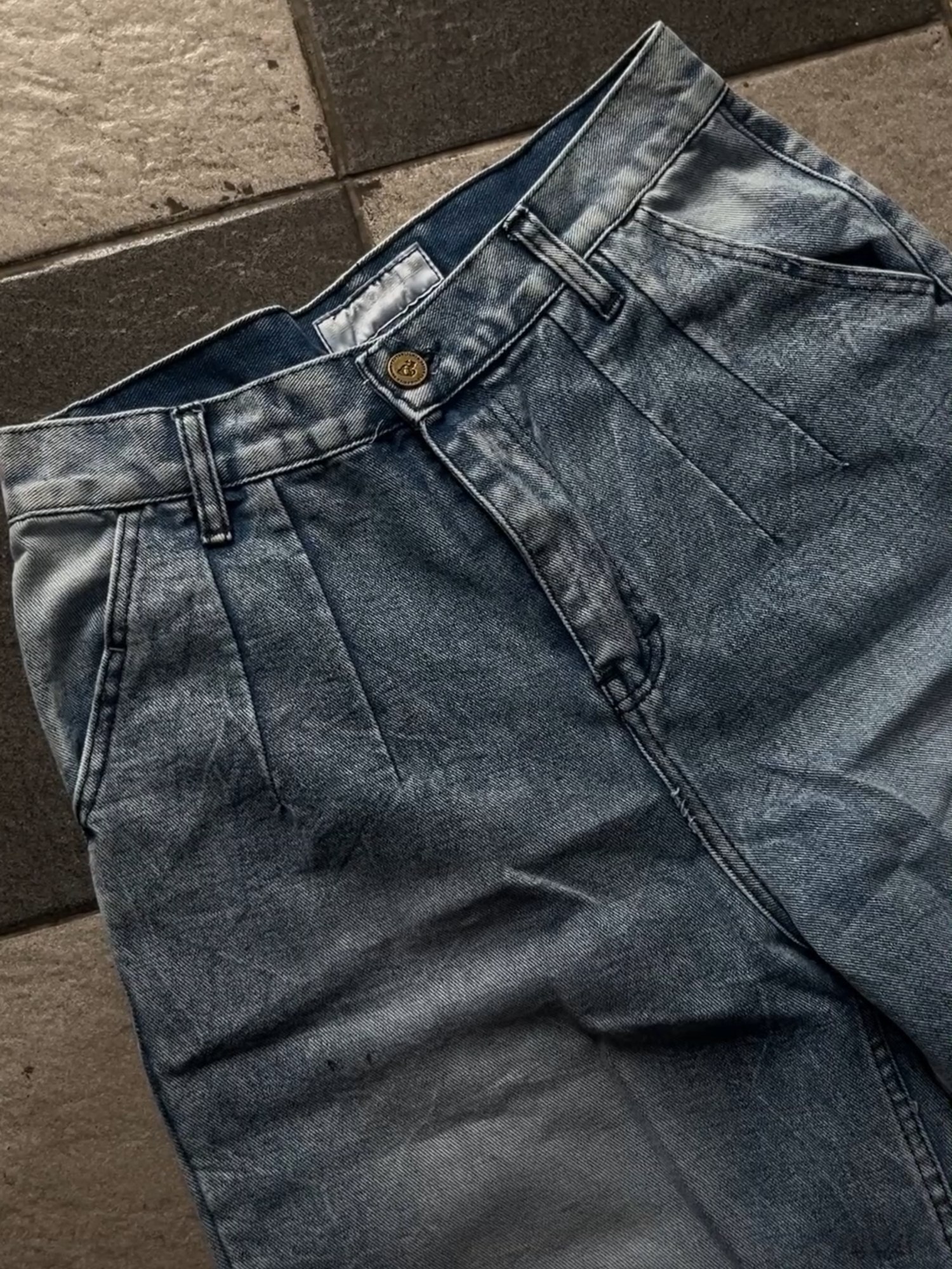 Jorts Pleat Blue Chamb. Kalau belum punya, this is your sign buat checkout sekarang sebelum kehabisan!! #pluviophile #pluviophilelive #pluviophilestyle #newarticle #outfitideas