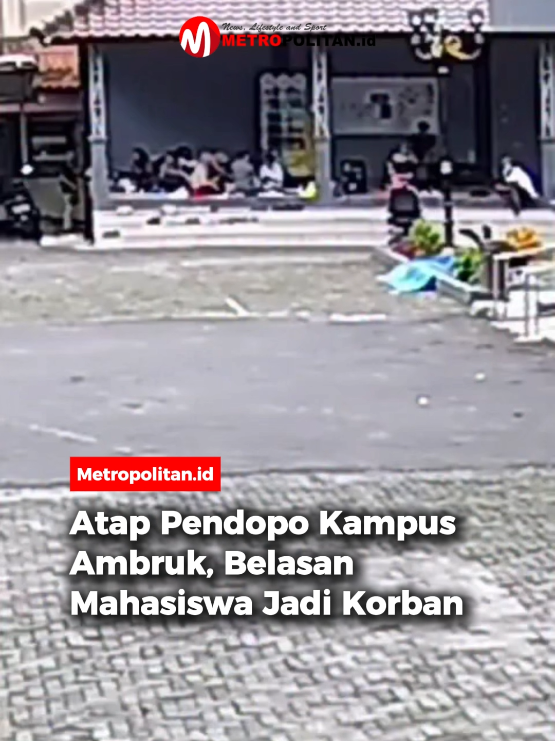 Atap pendopo di area FKIP Universitas Siliwangi Kampus 1, Tasikmalaya, ambruk pada Minggu (16/11/2025) siang saat sejumlah mahasiswa tengah berlatih drama untuk keperluan praktikum.  Insiden ini terekam CCTV, yang menunjukkan kerangka atap patah tiba-tiba dan menimpa sejumlah orang di bawahnya. Akibat runtuhnya struktur bangunan berukuran sekitar 6 × 10 meter itu, sedikitnya 17–18 mahasiswa mengalami luka-luka, mulai dari ringan hingga berat. Sebagian korban dirawat di Klinik Unsil, enam lainnya mendapat penanganan di RS TMC, sementara satu mahasiswa dengan luka berat dirujuk ke RSUD Kota Tasikmalaya untuk mendapatkan perawatan intensif. Pihak Polres Tasikmalaya Kota telah melakukan olah TKP guna menyelidiki penyebab ambruknya struktur tersebut.  Universitas Siliwangi juga membentuk tim teknis untuk mengevaluasi kondisi seluruh fasilitas outdoor dan memastikan langkah-langkah perbaikan serta pencegahan agar insiden serupa tidak terulang. 🎥: andreli_48 #metropolitanid #bacametropolitan #universitassiliwangi #atapkampusambruk #atappendopo #tasikmalaya #belasanmahasiswaluka