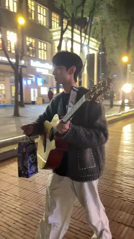 要溫柔對待每一個女孩#段子 #音樂 #街頭表演 #分享 #吉他 #吉他彈唱 #路人視角 