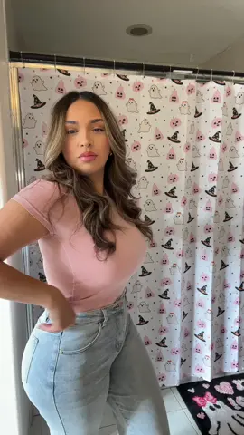 meant to post this last month but I officially hit 6 months post op so it was time to get some new jeans and these are perfecttt! I got these and the black ones just to see if I’d like them & I’ll definitely be ordering more! 😌