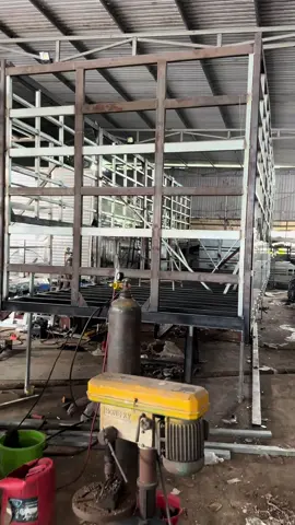 Thùng đủ tải không biết chủ xe chở mặt hàng gì mà bửng với khung sát nhau thế a e 🤣🤣🤣