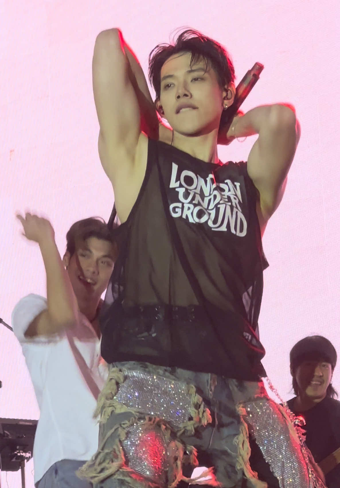 โครงการศิลปินเต้น คนดูร้องเพลง โดนเส้นมากก!!😂 เนื้อร้องไม่สน พี่จะเต้น!!  ทีนี้ไม่สามารถฟัง music lover เวอร์ชั่นเดิมได้แล้ว อย่างมันส์อะคับพี่🔥🔥 ต้าห์อู๋ แปลว่า อิสระ 👍🏻👍🏻👍🏻 DAOU IN BANGSAEN #BangsaenFest2025xDAOU  ⸝ ⸝ ♡︎ #DAOU  #ต้าห์อู๋ #oueiija🦖 —