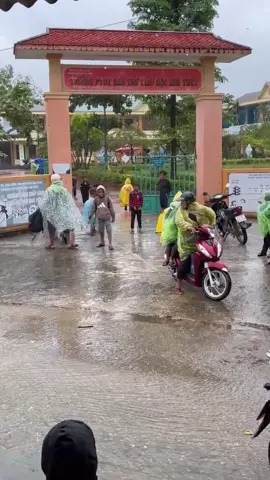 Trưa nay, cô Huế trở lại trường. Và ngay lập tức, nhiều phụ huynh đội mưa đội gió đến đón con em ra về 🥹