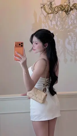 สีขาวใส่กับเคริ่องประดับทอง ตัดกระเป๋าครีมเบจ คือลงตัวมาก #ชุดเดรสออกงาน #ชุดไปเที่ยว #ไอเดียแต่งตัว 