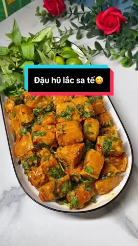 Ngày 26| Đậu hũ lắc sa tế – món này cay thơm siêu cuốn! Đậu chiên giòn, lắc cùng sa tế thơm nồng, tỏi phi vàng rụm ăn là nghiện. Vừa rẻ, vừa dễ làm, làm ngay món này để cháy nồi com tối nhaa😋 #dauhulacsate #nauancungtiktok #monngonmoingay #vaobep #viral 