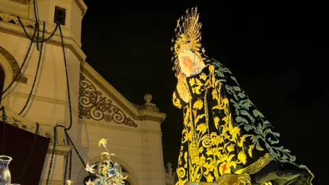 Virgen de Soledad del Templo de la Recolección a su paso por el templo del Calvario por motivo de su procesión extraordinaria por los 125 años de veneración. #fyp #parati #noviembrerecoleto #virgendesoledad @Hermandad Dolores Recolección 
