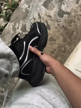 ✨🖤#sepatusneakers #sneakers #sepatu 