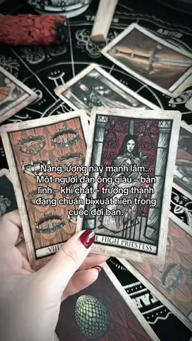 ⸻ 💸🔥 Có một đại gia khí chất sắp bước vào cuộc sống của bạn Năng lượng này mạnh lắm… Một người đàn ông giàu – bản lĩnh – khí chất – trưởng thành đang chuẩn bị xuất hiện trong cuộc đời bạn. Không phải kiểu “khoe của”, mà là kiểu giàu từ khí chất – giàu từ sự thành công – giàu từ trải nghiệm. ⸻ ✨ Người này có đặc điểm: 	•	Tài chính ổn định hoặc đang ở đỉnh cao sự nghiệp 	•	Tính cách điềm đạm, nói ít làm nhiều 	•	Aura mạnh, bước vào phòng là ai cũng để ý 	•	Không thích drama, thích sự bình yên và thông minh 	•	Rất tôn trọng phụ nữ, đặc biệt là người họ chọn Họ thuộc kiểu đàn ông mà bạn nhìn vào đã thấy an toàn – yên tâm – dựa được. ⸻ ✨ Lý do họ bước vào cuộc sống của bạn lúc này Vì bạn đang nâng cấp tần số: – đẹp hơn – thu hút hơn – tự tin hơn – nữ tính hơn Bạn vô tình kích hoạt đúng “type” người đàn ông khí chất – thành công – trưởng thành. Bạn không cần kiếm, họ tự tìm đến bạn. ⸻ ✨ Họ bị bạn thu hút bởi điều gì? 	•	Sự thông minh 	•	Năng lượng sang – sạch 	•	Sự nữ tính, mềm nhưng vẫn mạnh 	•	Cách bạn tự chủ trong cuộc sống Bạn khiến họ có cảm giác muốn bảo vệ – muốn nâng niu – muốn bước vào cuộc đời bạn một cách đàng hoàng. ⸻ ✨ Khi nào họ đến? Năng lượng mở ra trong: 1–3 tuần hoặc 1–2 tháng tùy tần số bạn đang giữ. Bạn càng yêu bản thân → người này tới càng nhanh. ⸻ 💗 Kết luận Bạn sắp bước vào một giai đoạn tình cảm – tài chính – cuộc sống nâng cấp một bậc, và người đàn ông này chính là “điểm sáng” mở đầu cho chu kỳ thịnh vượng mới của bạn.