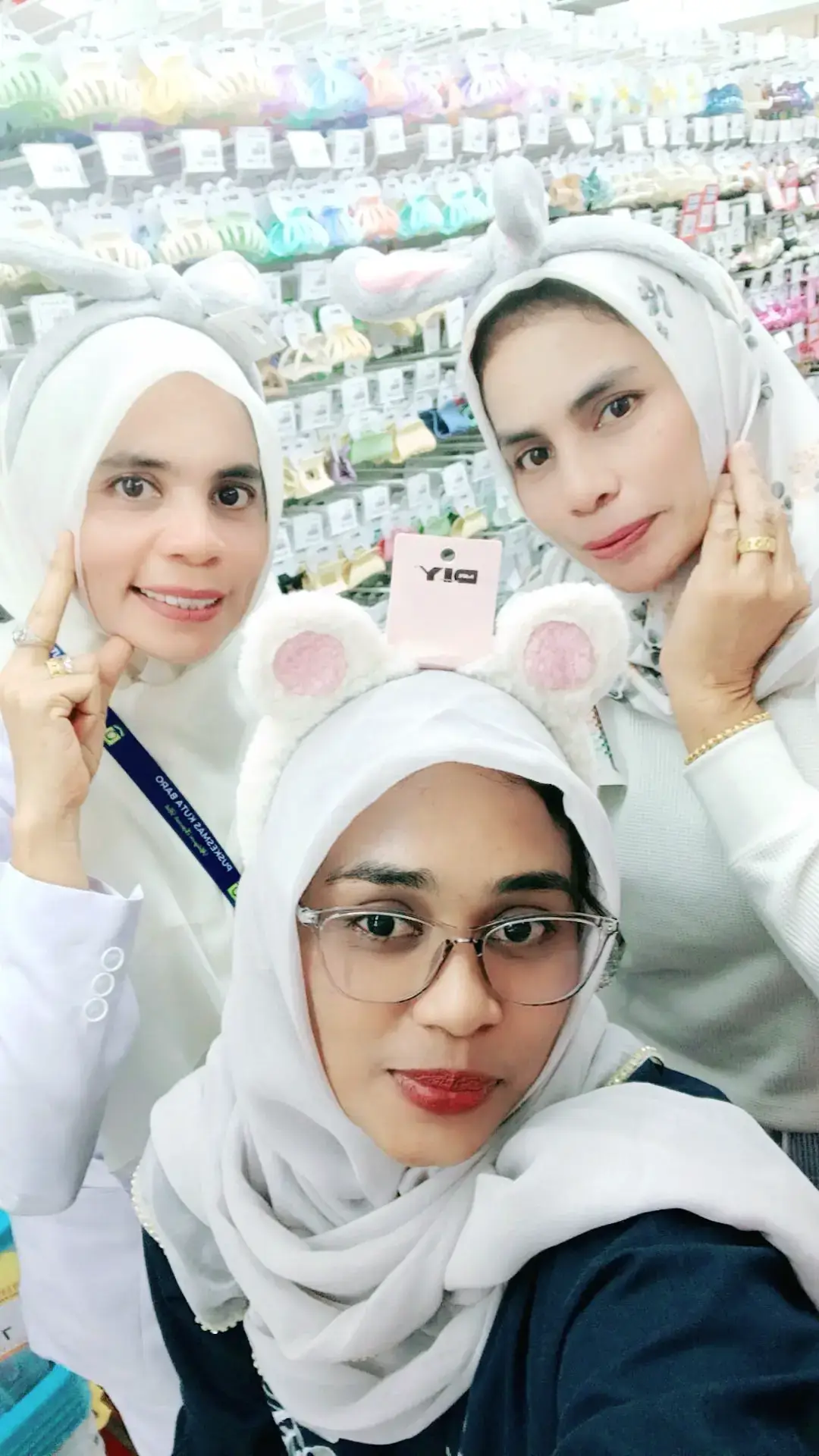 bahagia itu sederhana...ckp berdamai dgn hati ajaaa 🥰🥰