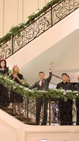 Thời khắc đáng mong chờ nhất trong năm đã gõ cửa Park Hyatt Saigon! Cùng thắp sáng dinh thự nhà Park tại Lễ thắp sáng cây thông truyền thống hàng năm. Hòa giọng theo những giai điệu Giáng sinh ngân vang, thưởng thức bánh quy thơm lừng và nâng ly rượu vang ấm áp trong không khí lễ hội rộn ràng. 18h -19h, Thứ năm, 20 Tháng 11, 2025 The moment we’ve all been waiting for is here! Get ready to be dazzled as we light up our mansion at the traditional Tree Lighting Ceremony. Sing along to beloved carols, enjoy festive cookies and gingerbread, and and toast to the season with a glass of mulled wine.  Merry kickoff to the holidays! 6:00 PM – 7:00 PM, Thursday, November 20, 2025 #parkhyattsaigon #parklounge #christmaslight 