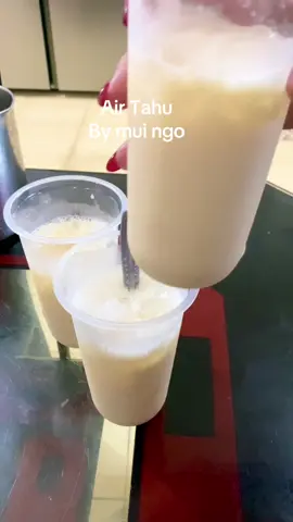 Part 1. Bikin air tahu untuk minum,  Cuaca panas cocok banget minum es tahu.  Ampasnya di bikin kue, jadi di manfaatkan habis. Bahan Air Tahu :  500gr Kacang kedelai 5 liter Air 4 lbr Daun pandan.  #airtahu #estahu #vidiojangkauanfyp #jangkauansemuaorang 