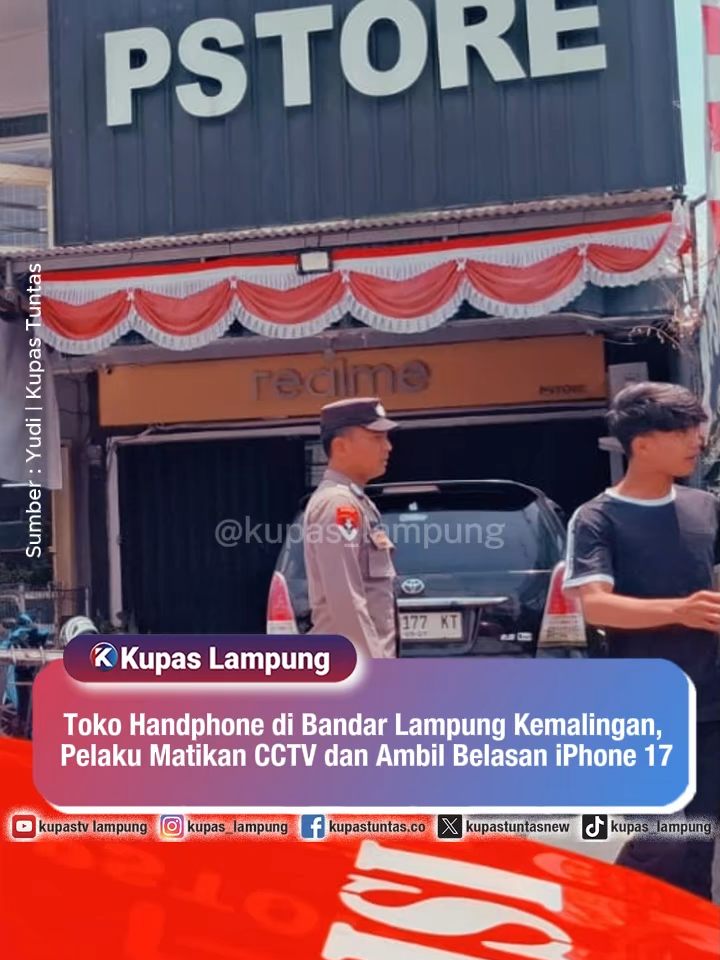 Toko Handphone di Bandar Lampung Kemalingan, Pelaku Matikan CCTV dan Ambil Belasan iPhone 17 . . Pembobol PS Store Matikan CCTV Sebelum Gasak 15 Handphone Merk Iphone di Bandar Lampung Polresta Bandar Lampung tengah mendalami kasus pembobolan PS Store di Jalan Pangeran Antasari. Kasatreskrim Kompol Faria Arista menjelaskan bahwa pelaku diduga memutus sambungan CCTV sebelum masuk melalui ventilasi belakang ruko. Dari olah TKP, pelaku langsung menggasak 15 iPhone seri terbaru dengan kerugian sekitar Rp300 juta. Polisi menilai pelaku memahami sistem keamanan toko dan kini menelusuri rekaman CCTV sekitar untuk mengungkap identitasnya. - Untuk berita selengkapnya, baca di  kupastuntas.co dan berdikari.co - #KriminalLampung #PolrestaBandarLampung #Pencurian #LampungUpdate