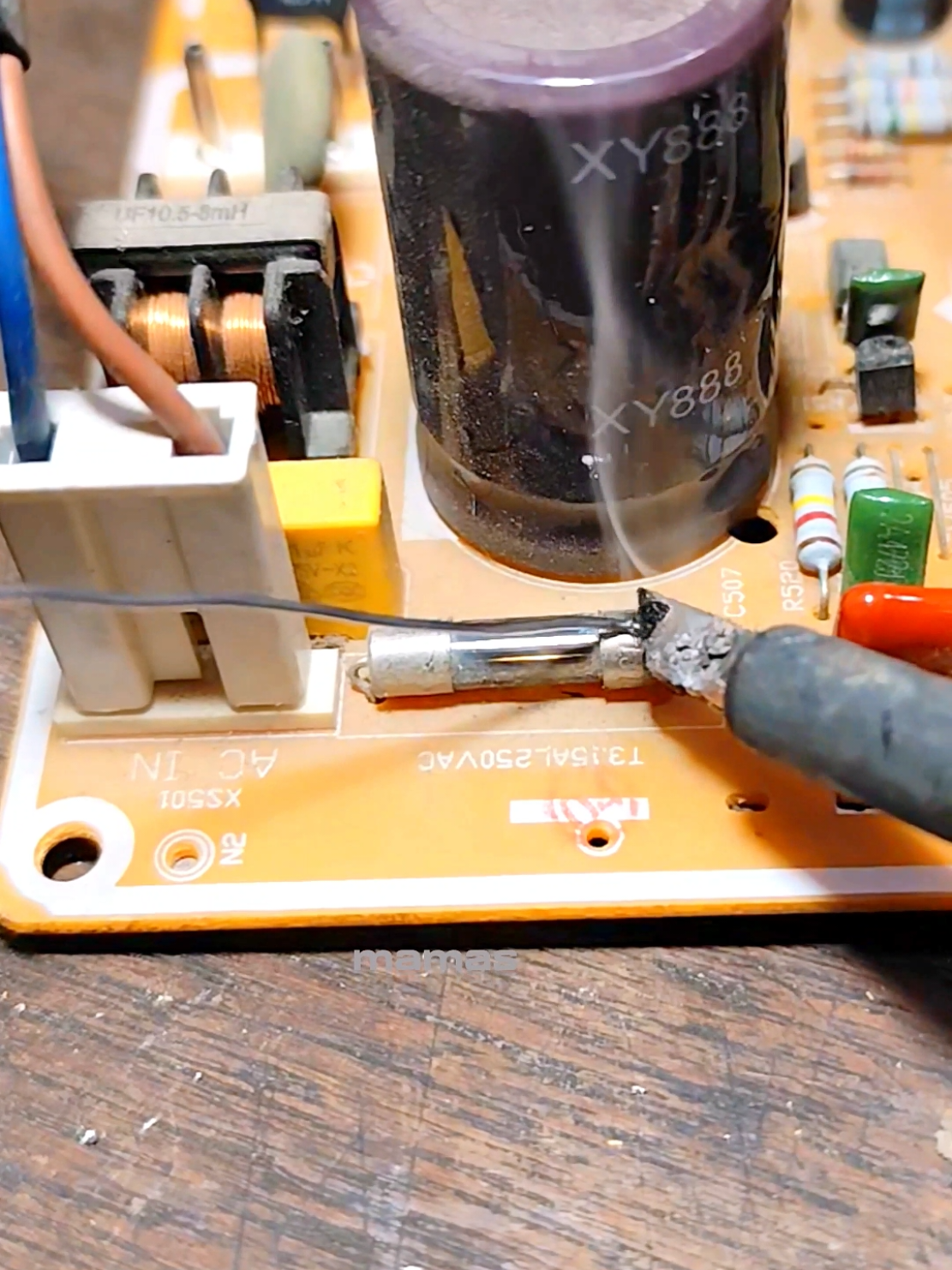 connecting a fuse after it has been damaged due to a short circuit #solution #trick #project #trips #mamas 