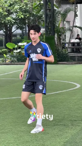 พี่นักกีฬา “โปรเกรส” #ProgressPassawish น้องใหม่จากทีม #ShadowEagle ขอแวะวอร์มร่างกายกับพี่ ๆ แป๊บ 😎 บอกเลย #GMMTVStarlympics2025 🥅 คนนี้ตัวตึง! 💙 #ProgressPassawish #Yriety