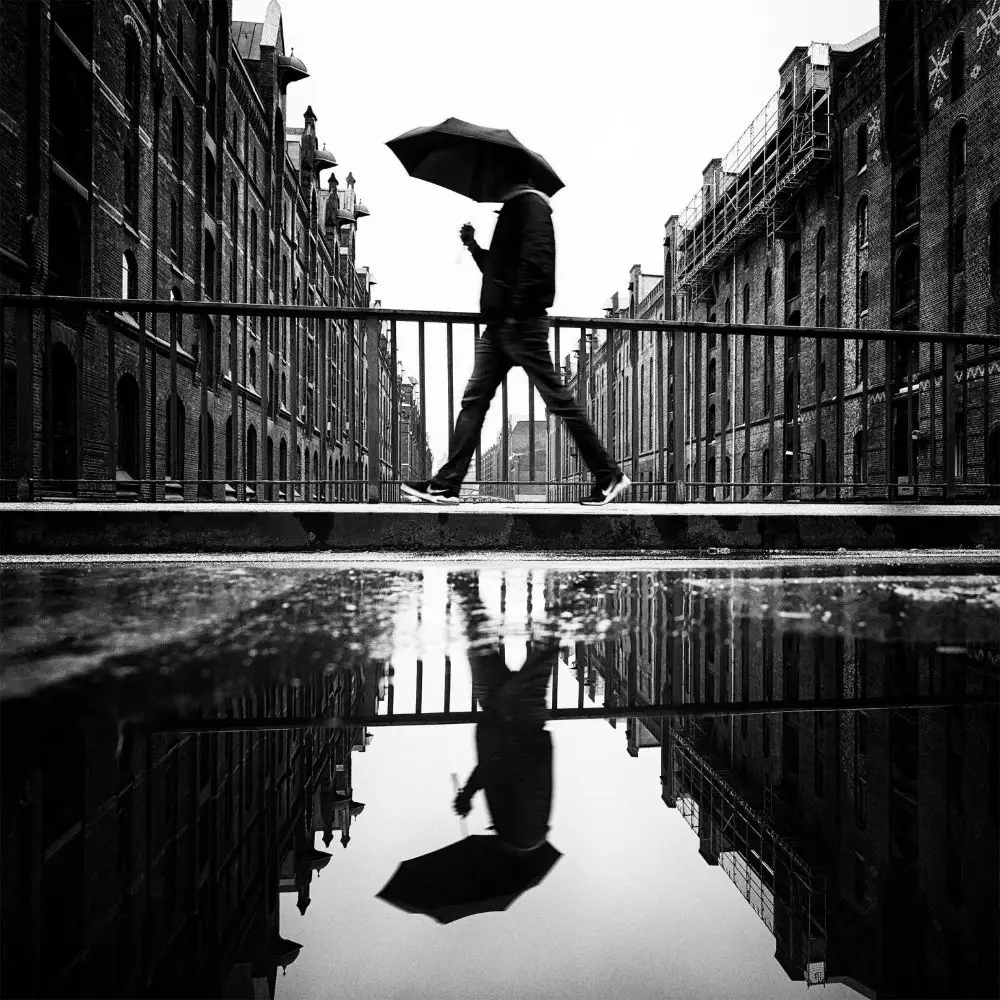 មនុស្សឯកា មិនមានគេ និយាយជាមួយ ទេ ដោយមិនចេះអែបអប យកចិត្តគេ មកដាក់ចិត្តខ្លួន ព្រោះគេប្រកាន់ជំហរជាខ្លួនគេ.