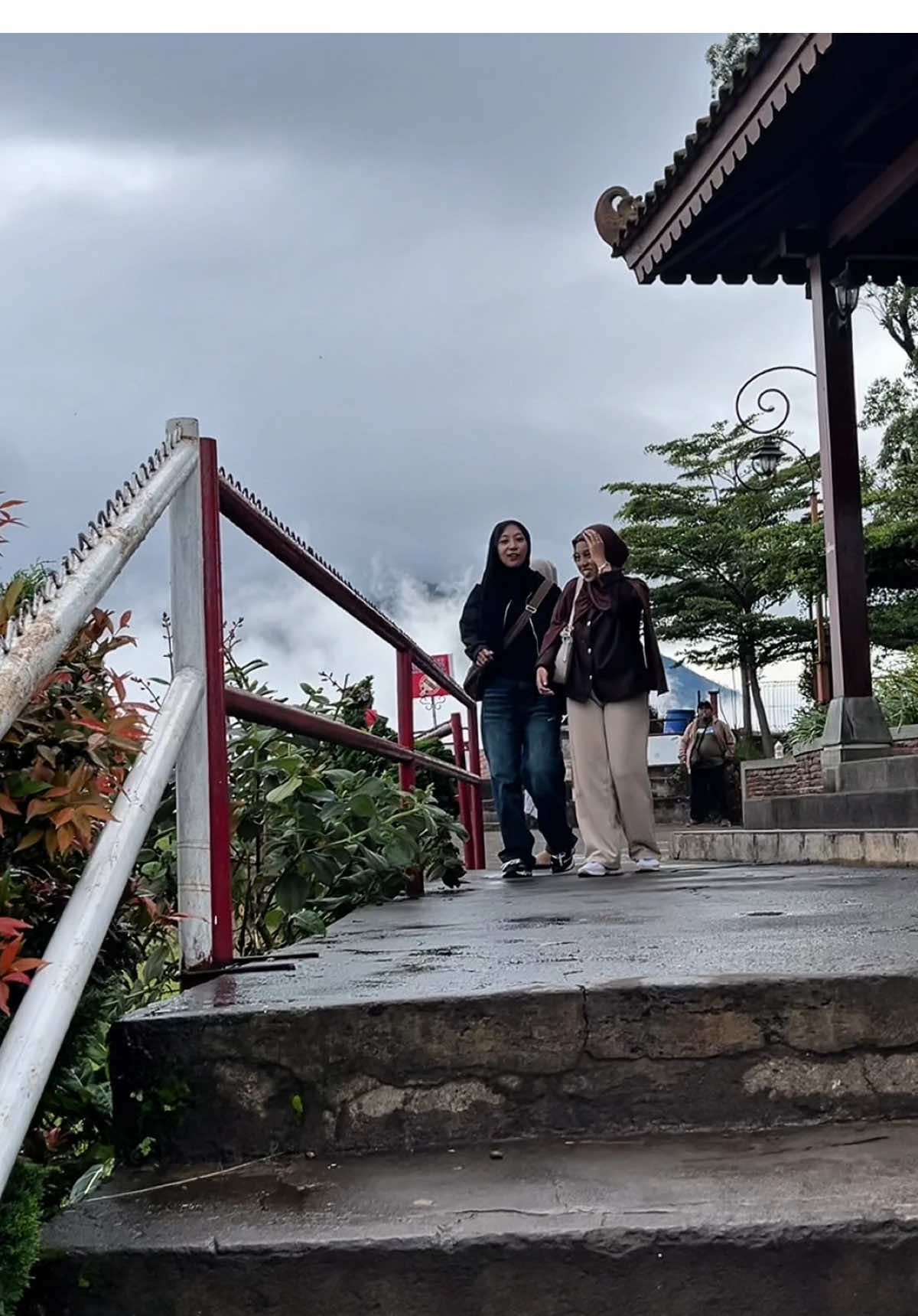 Kau telah di sana bersama pasangan barumu, dan aku di sini bersama luka yang pernah kau beri waktu itu.☺️ Taman Langit📍Kota Batu #tamanlangit #tamanlangitmalang #paralayangbatumalang #wisatamalang #pesonamalang 