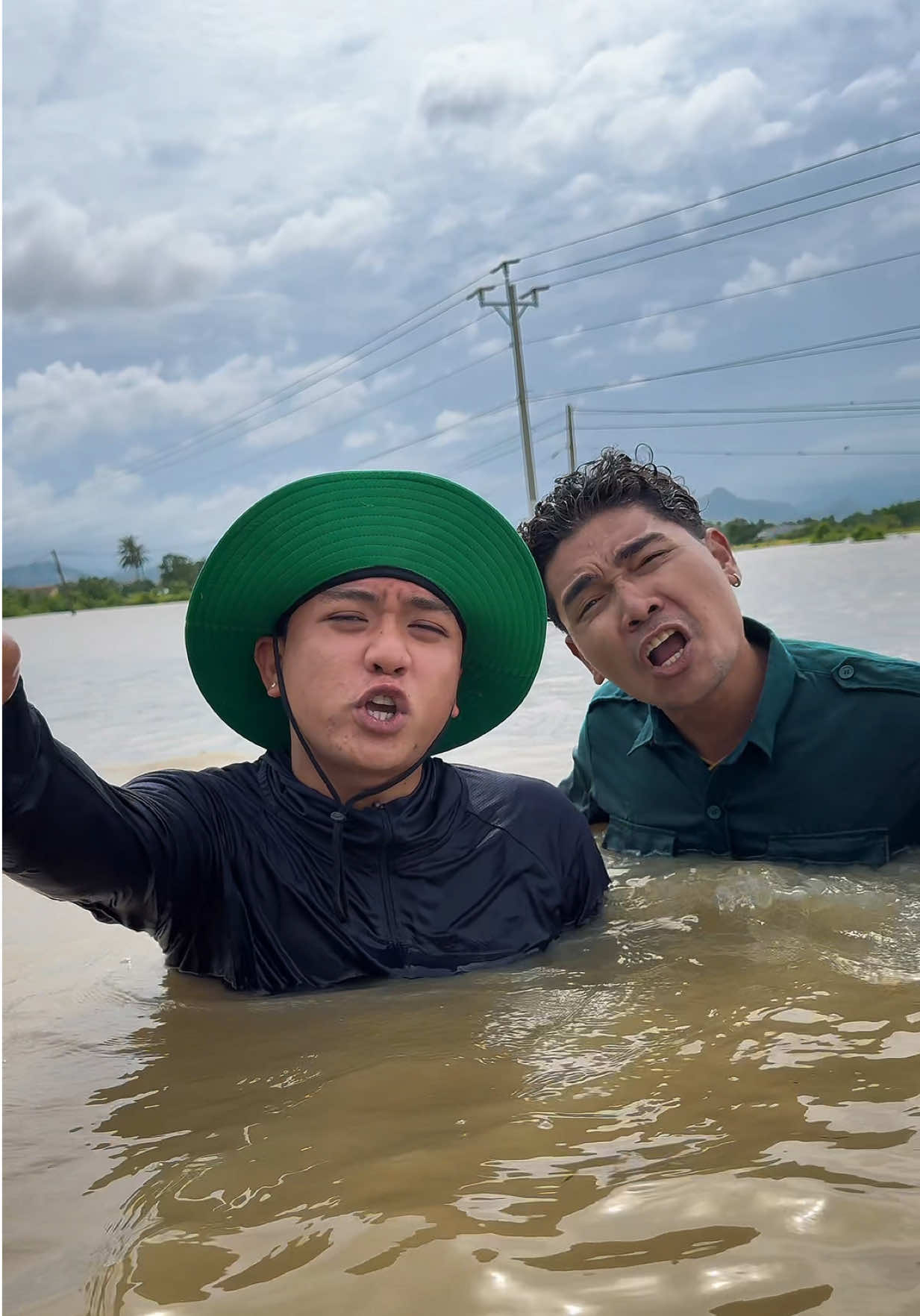 Lạc quan trong cơn lũ 🥹 @Phú Phũ Phàng #lucevisu #whatsup 