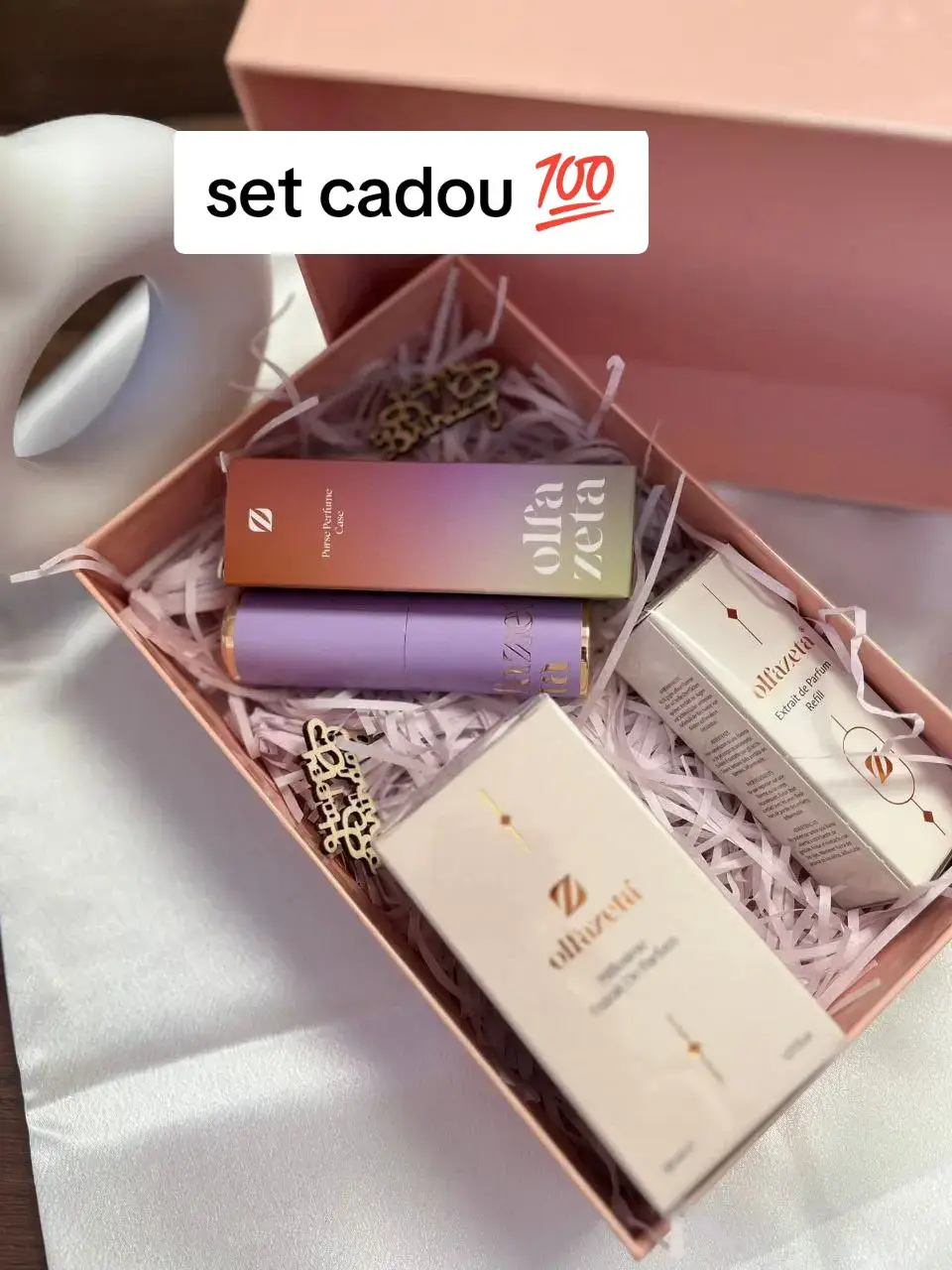 🎄 PACHETE CADOU DE CRĂCIUN CU SURPRIZE! 🎁 Fă Crăciunul special anul acesta cu pachetele noastre cadou exclusive – fie că este vorba de doamne, domni sau pentru parfumul casei tale! 🌟