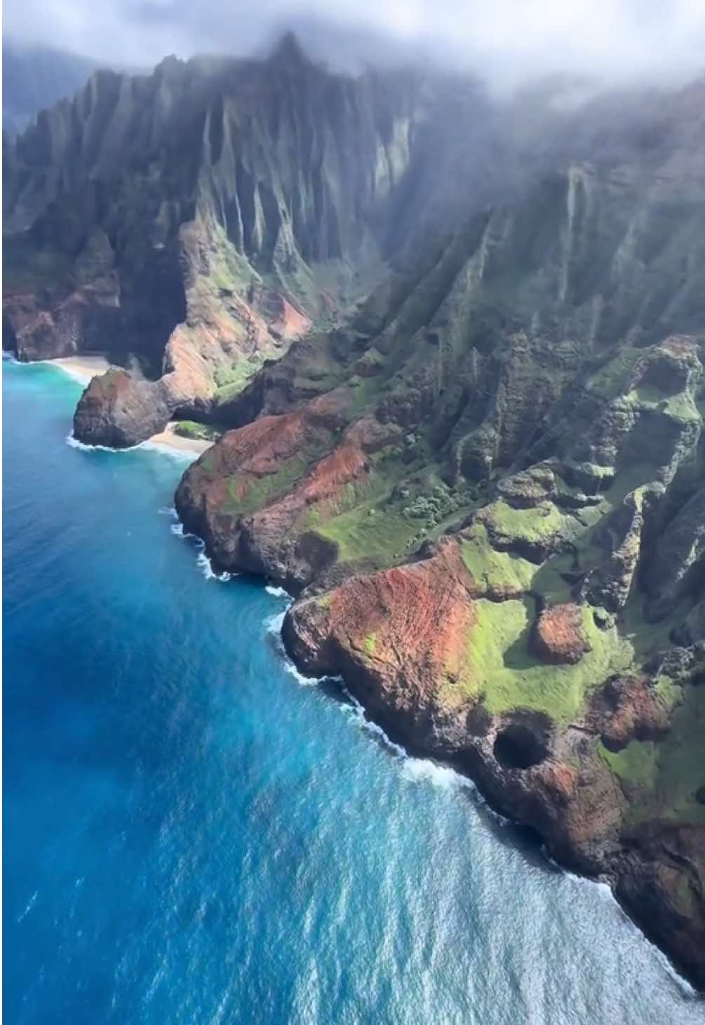 Ahora entiendo por qué filmaron Jurassic Park aquí.🌴🦖 - - - -@Byjohnrayo 🎥 #napalicoast #jurassicpark #Explore #travel #hawaii 