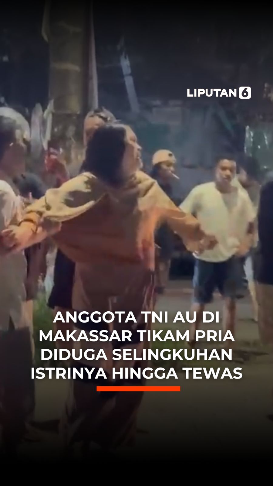 Warga dan pengguna jalan di sekitar Perumahan Bumi Permata Sudiang 1, Kecamatan Biringkanaya, Kota Makassar, Sulawesi Selatan, digegerkan dengan aksi penikaman yang dilakukan seorang anggota TNI Angkatan Udara (AU). Korban meninggal dunia dalam insiden tersebut. Warga di sekitar lokasi berusaha melerai kejadian tersebut. MZ kemudian dilarikan ke rumah sakit, namun nyawanya tidak berhasil diselamatkan. #liputan6dotcom #intrnike #verticalvid #lip6an