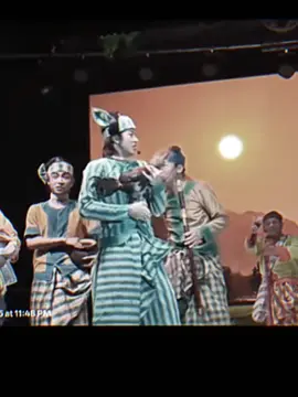 တစ်နေကုန်စိတ်ထဲမှာ ဒါပဲရောက်နေလို့🥺...သူ့စိတ်ထဲဘယ်လောက်ထိခံစားသွားမလဲ..မျက်ရည်မကျအောင် မျက်တောင်လေးတစ်ဖျတ်ဖျတ်ခတ်ပြီး ထိန်းထားရှာတယ်......လူရွှင်တော်ကြီးတွေကိုလဲ တကယ်ကျေးဇူးတင်မိတယ် ဇာတ်ကိုပြန်ထိန်းနိုင်တယ်....တို့မင်းသားလေးကလဲ ရင်ထဲဝမ်းနည်းနေတာတောင်မှ ဘာမှမဖြစ်သလို ဇာတ်ကိုပြန်ထိန်းပြီး အပြုံးလေးနဲ့ဆတ်ကသွားတယ်....