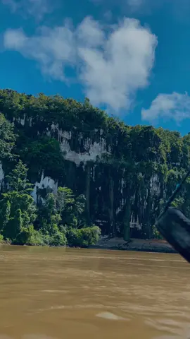 MasyaAllah salah satu keindahan batu dinding dilong melaham mahakam ulu kalimantan timur😍 #fyp #batudinding #longmelaham #mahakamulu #kalimantantimur 