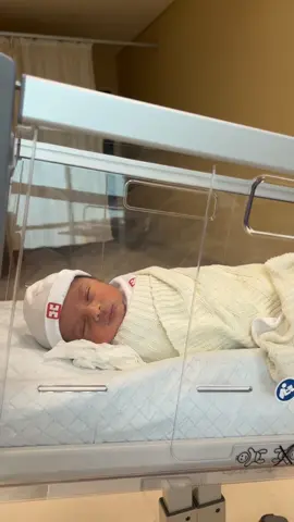 انتهت رحلة وهن على وهن🩵 الحمد لله 🩵 في 14 أكتوبر 2025 وهبني الله روحًا من روحي، وقطعة من قلبي خرجت للدنيا لتنيرها. لحظة احتضنت فيها العالم كلّه بين يدي، شعور لا يشبه أي شعور… روح صغيرة غيّرتني، ووسّعت قلبي، وجعلت الكون من حولي أكثر دفئًا وحبًا واستقبالًا.