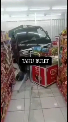 di tabrak loh cik xixi 😹  #fyp #fypシ #meme #lewatberanda 