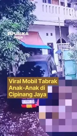 Viral! Sebuah mobil menabrak beberapa anak yang sedang bermain dalam posisi jongkok di permukiman wilayah Cipinang Besar Selatan Jatinegara, Jakarta Timur. Insiden tersebut terjadi saat mobil hendak masuk ke area penitipan mobil di jalan Cipinang Jaya, Kamis (13/11/2025). Pengemudi tidak melihat anak-anak saat membelokkan mobilnya dan menyebabkan luka pada korban. Keduanya dirawat di RS Persahabatan Jakarta Timur, sedangkan mobil, STNK, dan SIM milik pengemudi diamankan sebagai barang bukti. Kasubdit Gakkum Ditlantas Polda Metro Jaya, AKBP Ojo Ruslani, mengatakan Saat ini kasus tersebut telah diselesaikan dengan musyawarah dan kekeluargaan, kedua anak tersebut juga telah keluar dari rumah sakit tersebut. Editor : Triana Kuswanti #CipinangJaya #JakartaTimur #Mobiltabrakanakjongkok #beritanews #beritaviral #viral #Jaktim #Republika #RepublikaJogja 