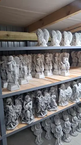 Слова пісні : Як живуть без нас небесні янголи Чи не змерзнуть білосніжні крила Чи болять іще життєві рани Як тут на землі душа кровила Янголи мовчать, ховають сльози Крилами закривши рідні очі Над землею тихо пролітають Ледь помітним світлом серед ночі