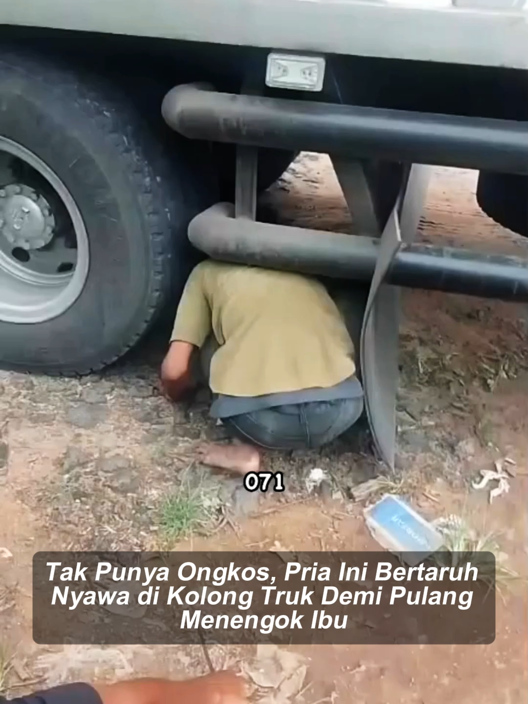 Sebuah kisah mengharukan terjadi di jalur lintas Sumatera. Kru truk dikagetkan dengan penemuan seorang pria yang menyusup di tempat ban cadangan saat truk berhenti di Purbolinggo, Lampung Timur. Pria tersebut ternyata menumpang secara diam-diam dari Pelabuhan Merak. Ia bertahan selama 5 jam lebih di kolong truk yang melaju kencang sejauh 200 km. Alasannya bikin nyesek: Ia baru merantau 1 bulan dan belum punya uang, tapi mendapat kabar ibunya di Belitang (OKU Timur) sedang sakit. Karena tak ada biaya, ia nekat melakukan hal ini demi bisa pulang. #tiktokberita #bangsaonline #harianbangsa