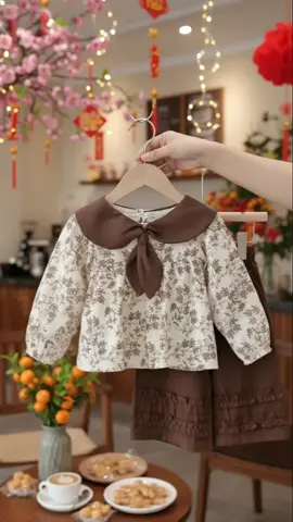 Mẫu này màu đơn giản mà xinh lắm cơ. Mua ngay cho bé các chị ơi. #thoitrangtreem #thoitrangtet #vayaochobe #treem 